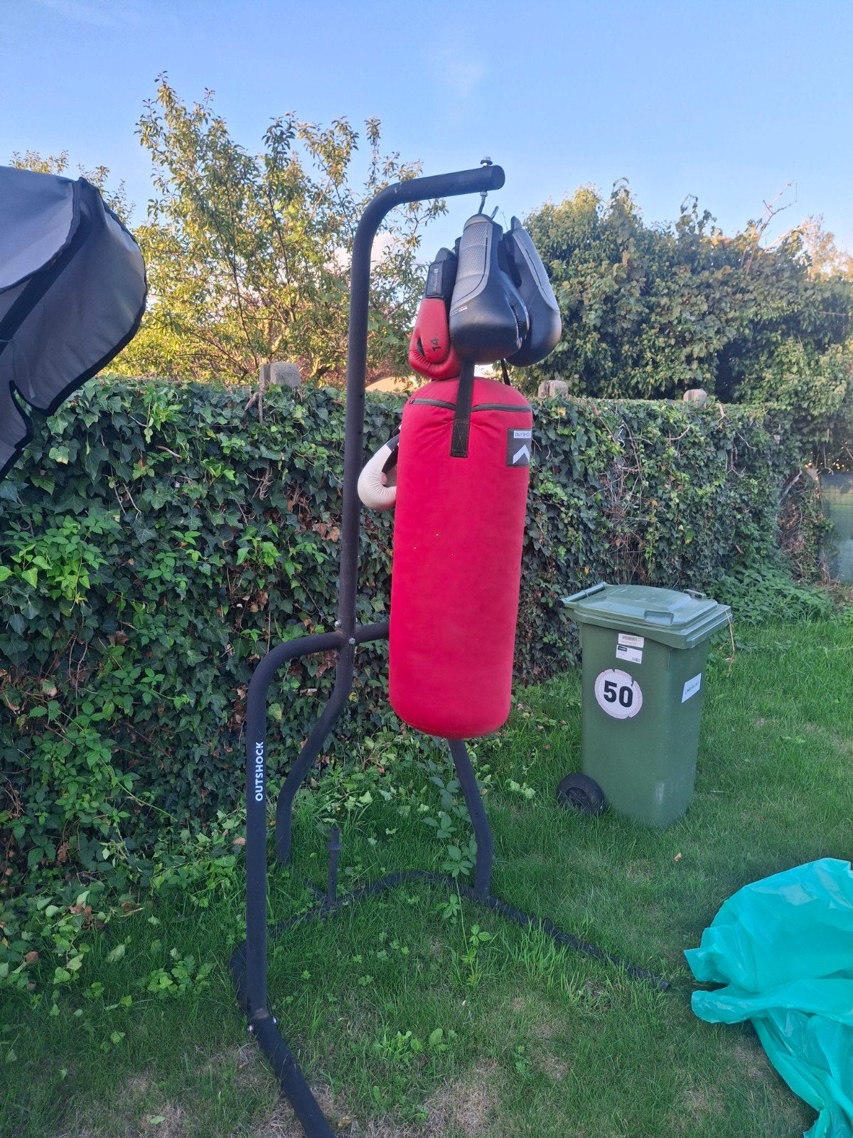 Bokszak met bokshandschoenen met boog, Sports & Fitness, Boxe, Enlèvement, Sac de boxe