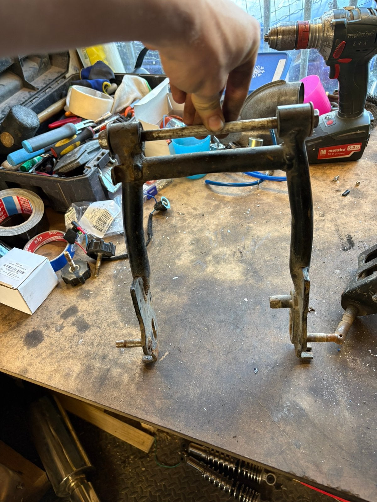 Monkey acherbrug, Motoren, Ophalen