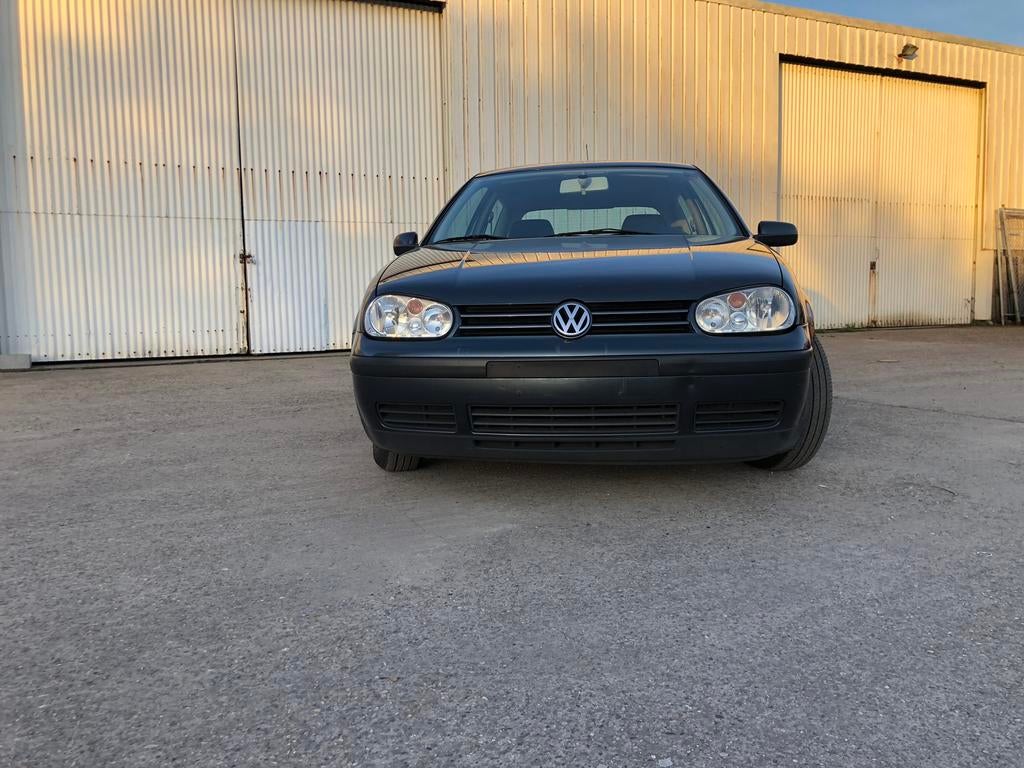 Te koop golf 1.4 benzine euro 4 AIRCO., Auto's, Voorwielaandrijving, Stof, Zwart, 4 cilinders