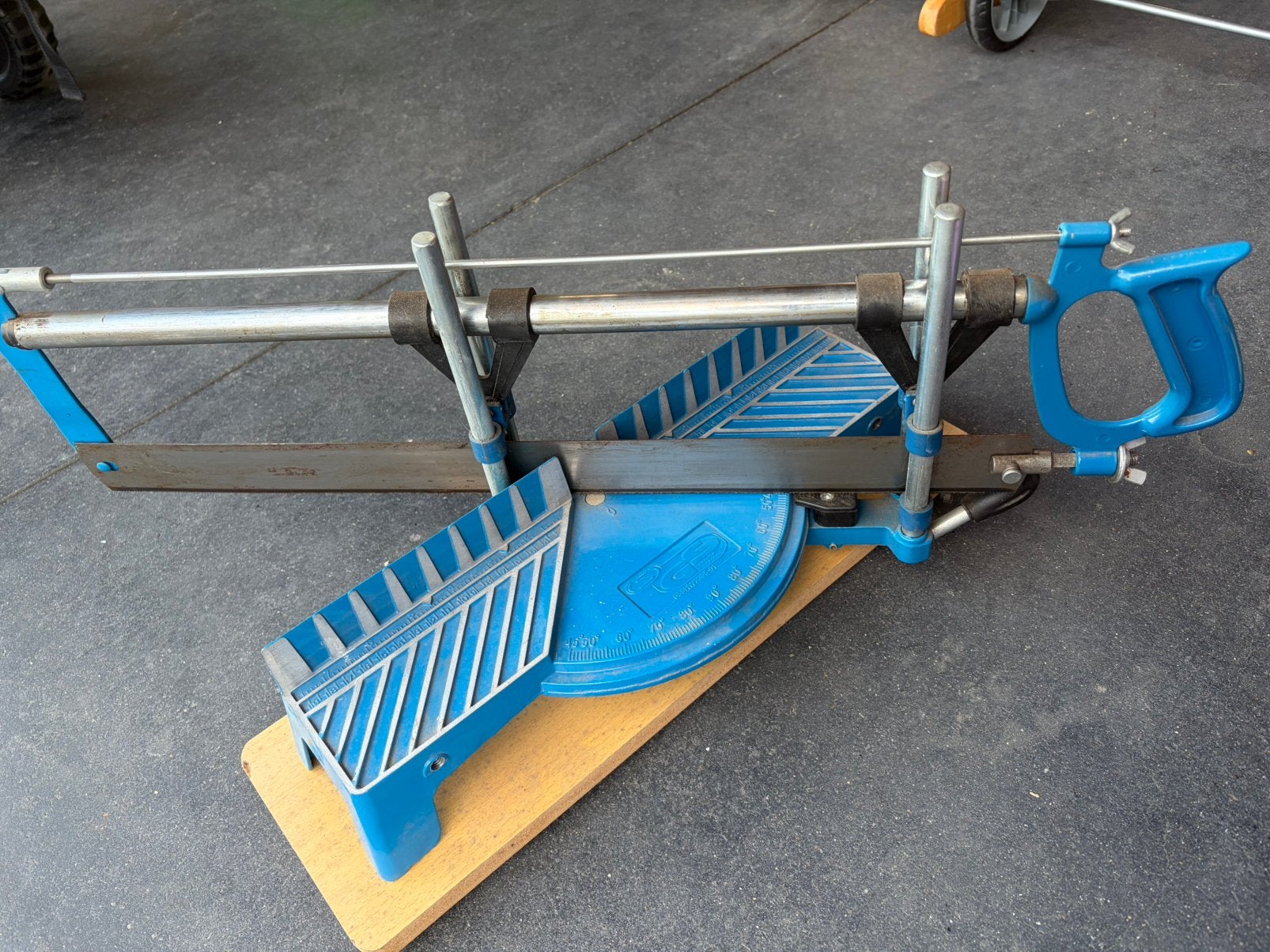 Handmatige verstekzaag 550mm in uitstekende staat, Doe-het-zelf en Bouw, Gereedschap | Handgereedschap, Ophalen of Verzenden, Zo goed als nieuw