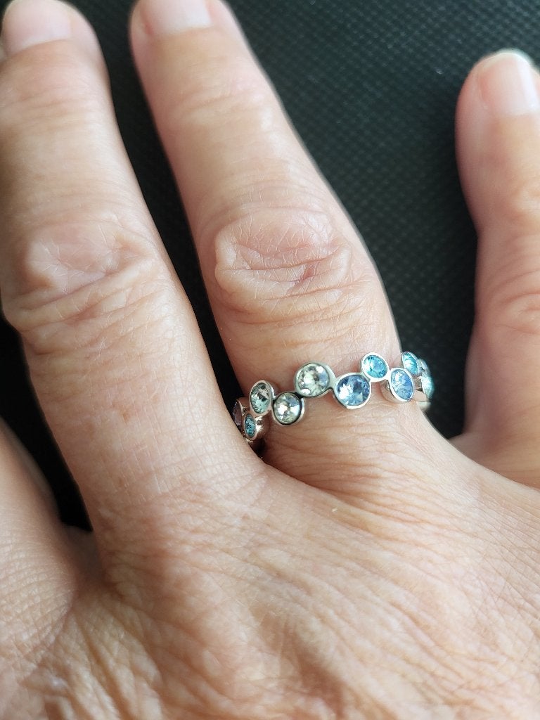 Ring Swarovski met lichtblauwe steentjes in maat 58, Bijoux, Sacs & Beauté, Bagues, Autres couleurs, Comme neuf, Avec cristal
