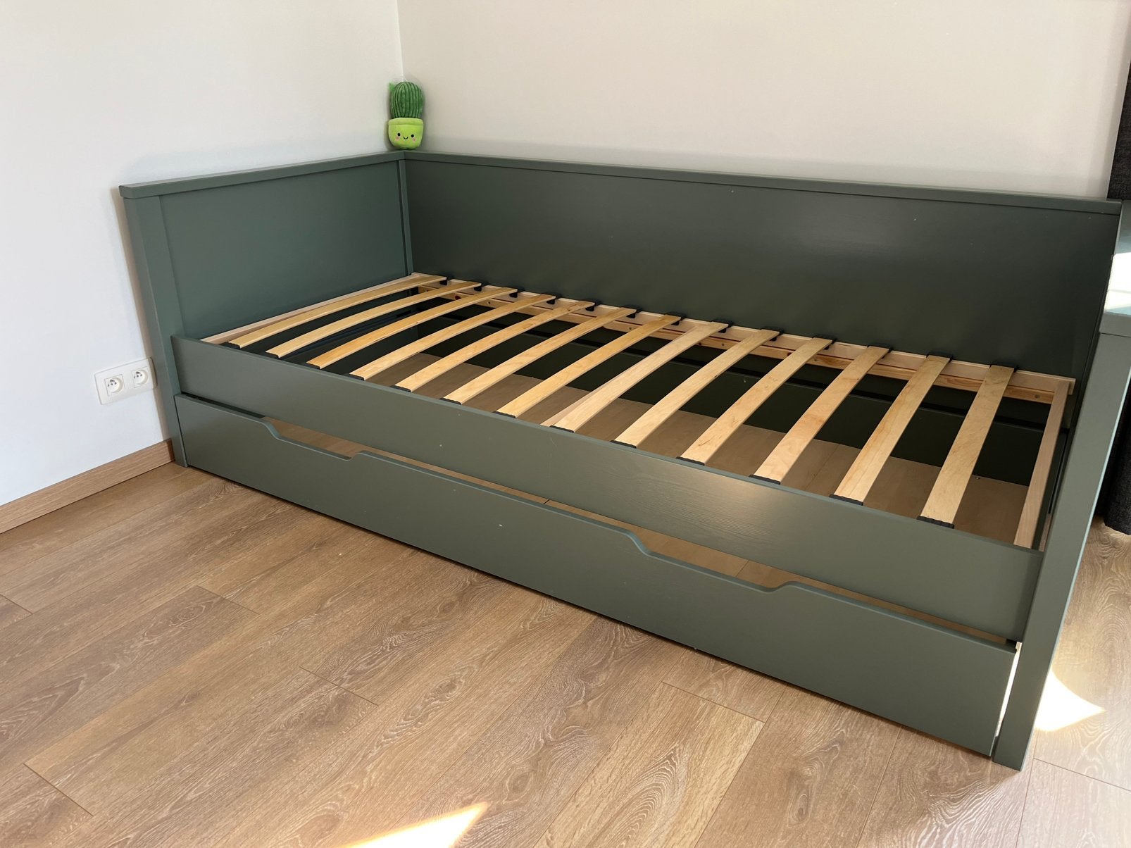 Logeerbed/bedbank Woood Nikki, Huis en Inrichting, Slaapkamer | Bedden, Ophalen, Eenpersoons, Zo goed als nieuw, Groen