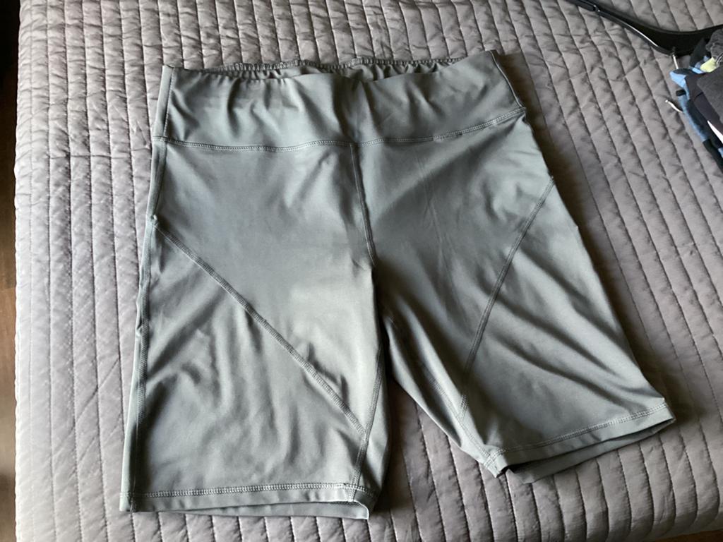 Short maat 48/50 kleur grijs, Kleding | Dames, Grote Maten, Ophalen, Zo goed als nieuw, Grijs