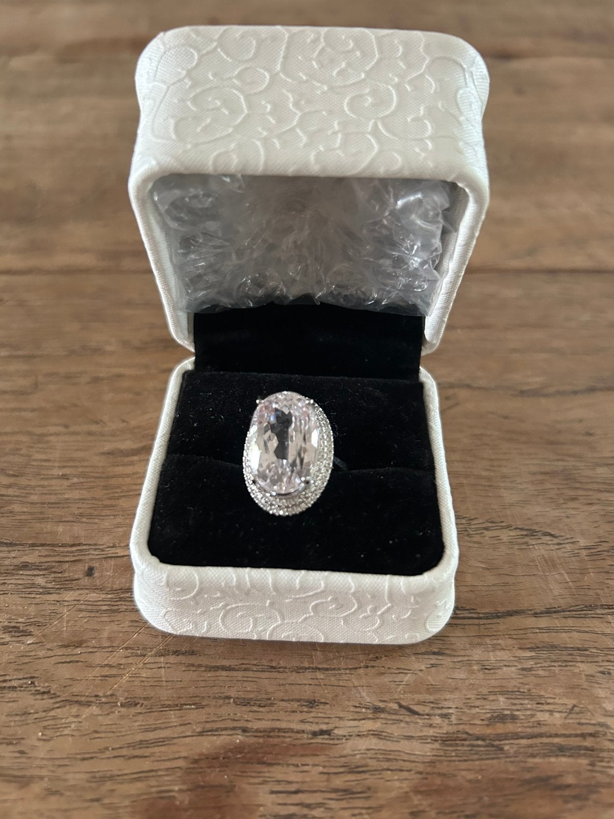 Witgouden ring 14 karaat met kunziet en diamanten, Neuf, Enlèvement ou Envoi, Or, Blanc