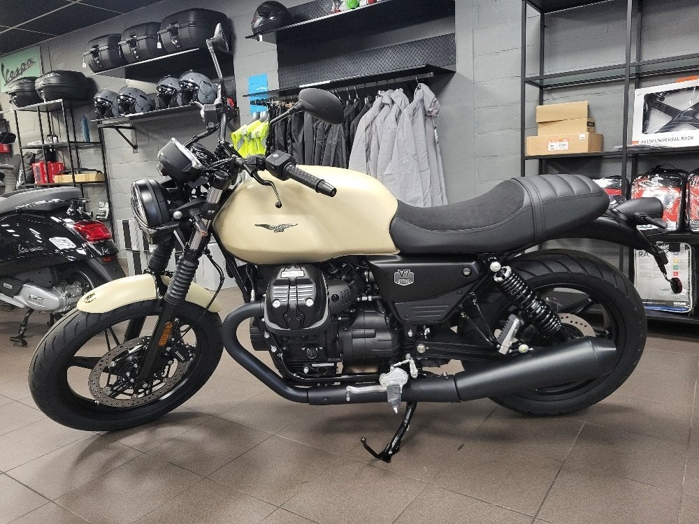 Moto Guzzi V7 Stone, Motoren, Motoren | Moto Guzzi, 2 cilinders, Nieuw, Motorrijbewijs A, Bedrijf