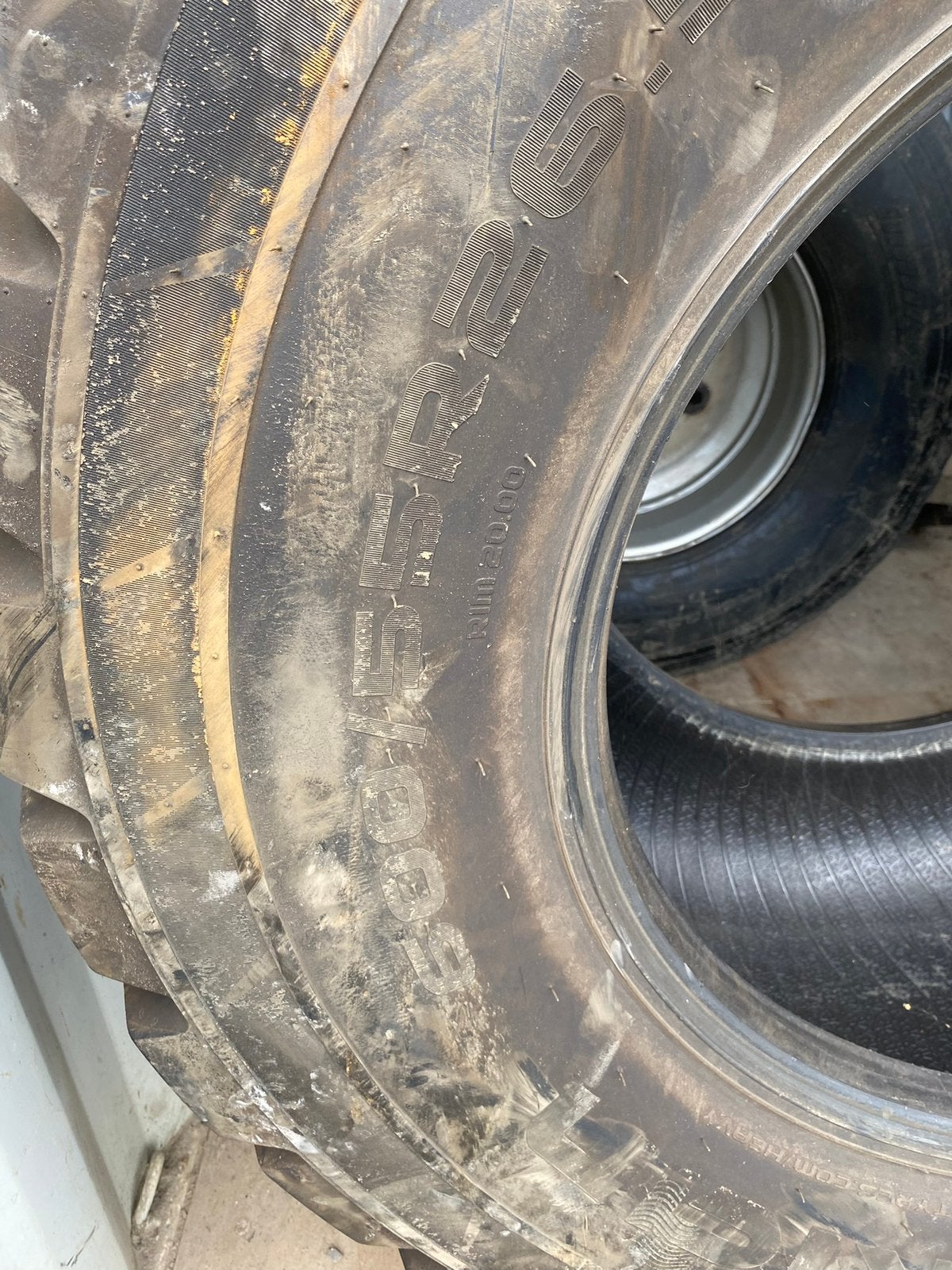 Pneu nokian 600/55R26.5, Articles professionnels, Enlèvement