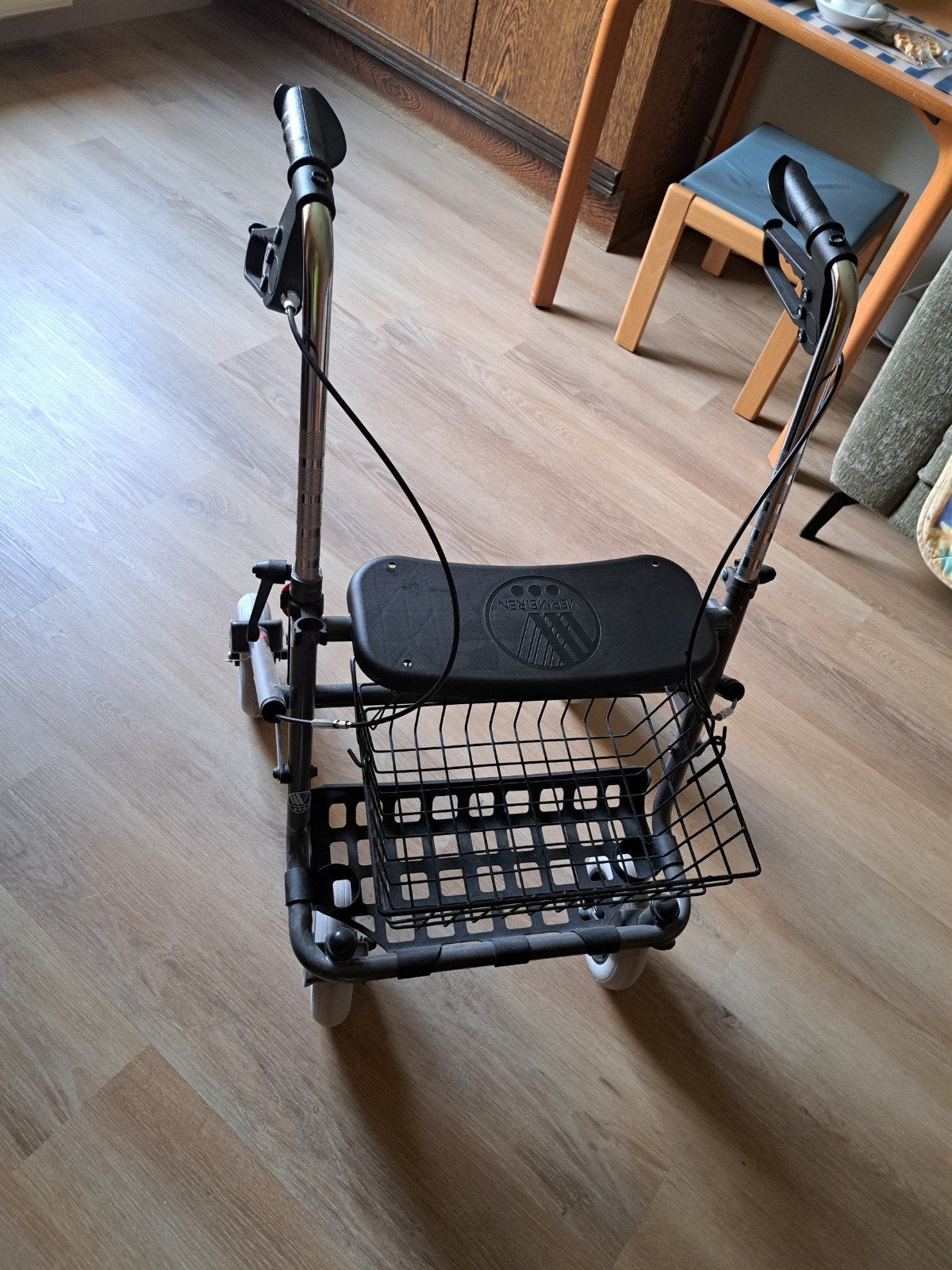 rollator Vigo 1 jaar oud, Diversen, Ophalen, Lichtgewicht, Zo goed als nieuw