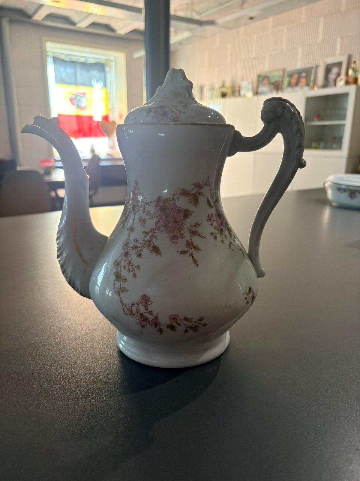 Ancienne cafetière / théière en porcelaine, Envoi