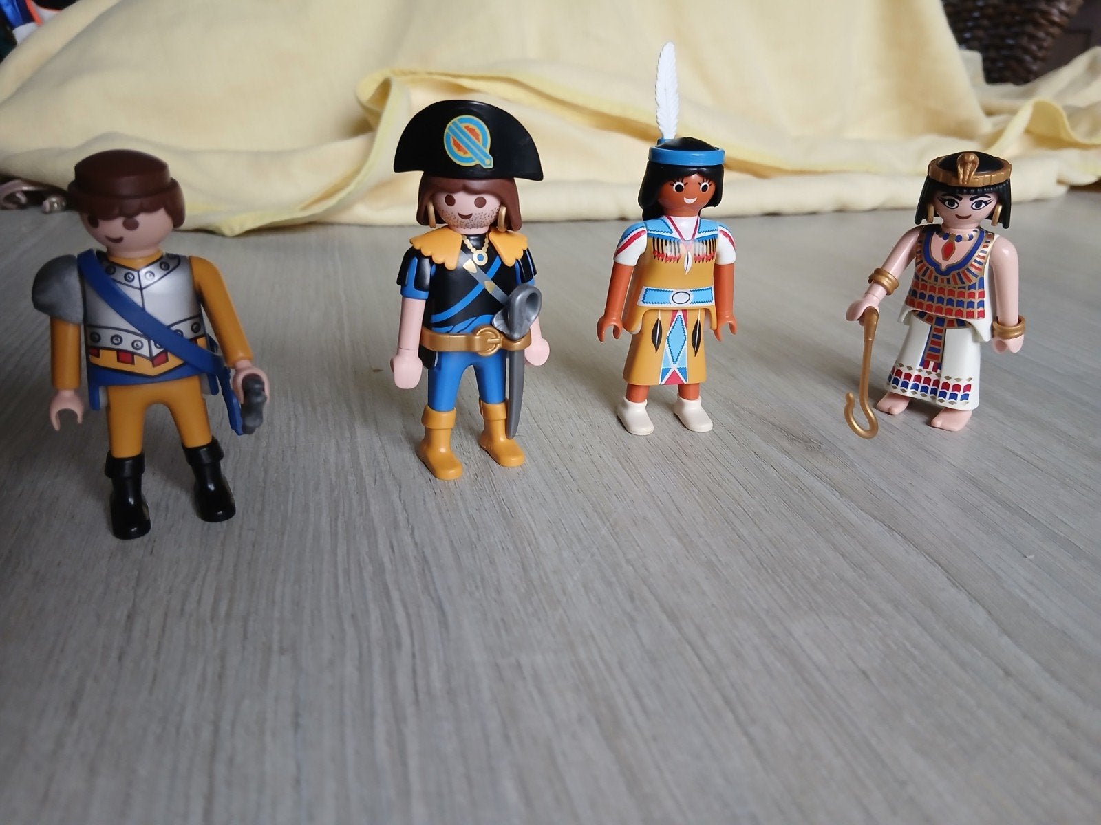 Figurines différentes, Enfants & Bébés, Enlèvement ou Envoi