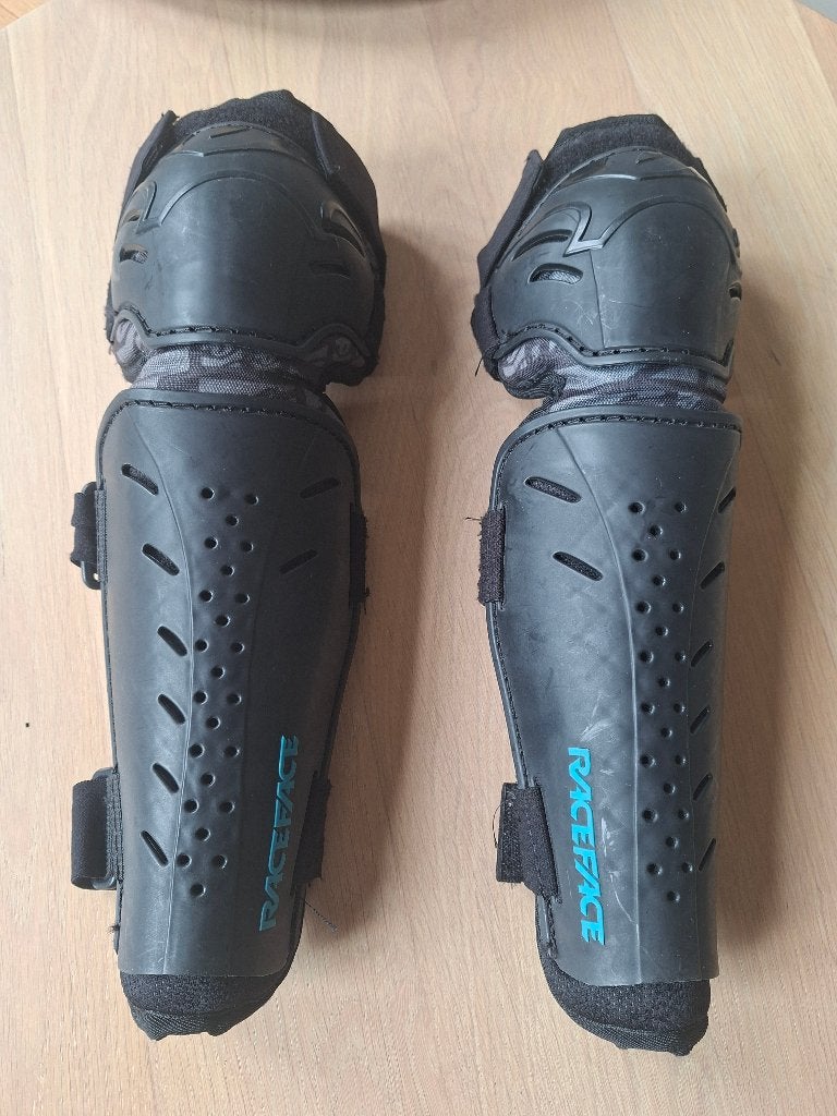 protection des tibias et des genoux RaceFace kids S/M, Enlèvement ou Envoi, Comme neuf, Autres tailles, Enfants