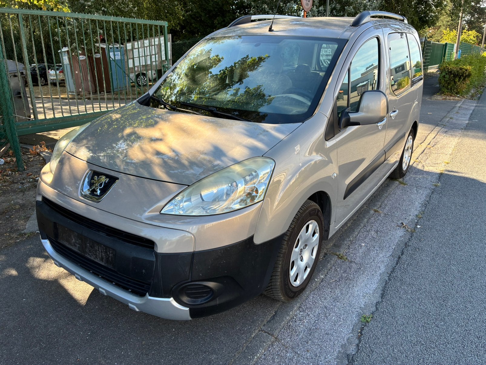 Peugeot partner 1.6 essence EURO4, Auto's, Peugeot, Voorwielaandrijving, Beige, 4 cilinders, 1600 cc