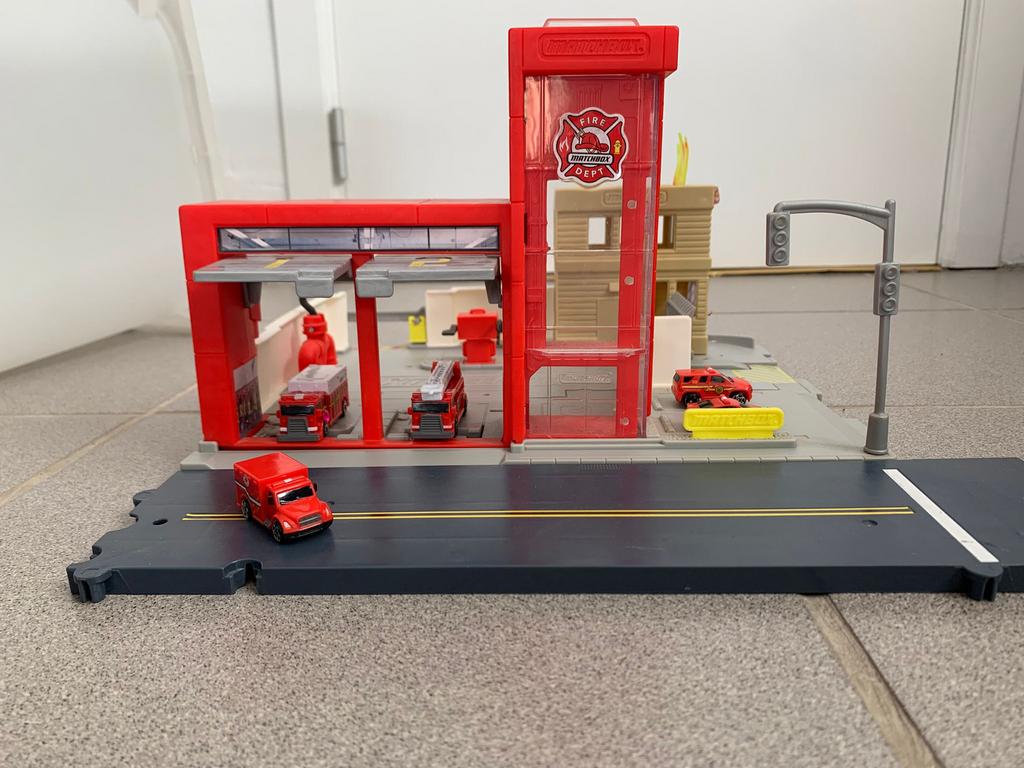 Caserne de pompiers avec voitures, Enfants & Bébés, Enlèvement, Comme neuf