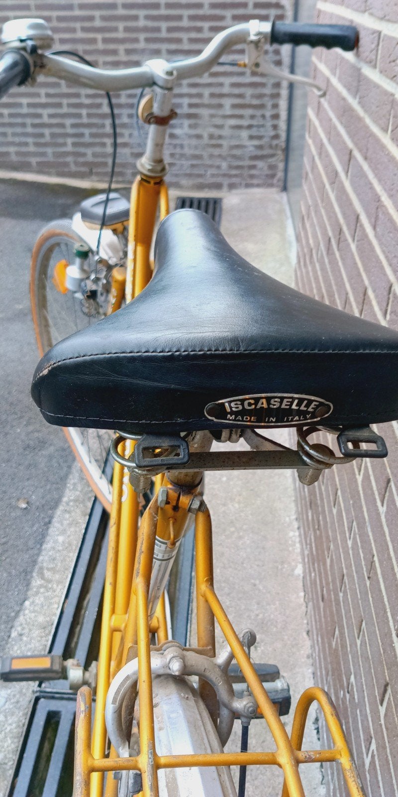 Goudkleurige damesfiets, Ophalen