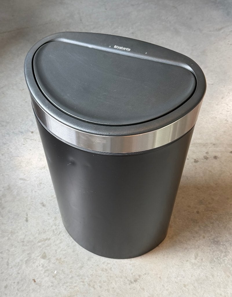 Donkergrijze Brabantia vuilbak, Ophalen, 50 tot 75 cm, Zo goed als nieuw, Metaal