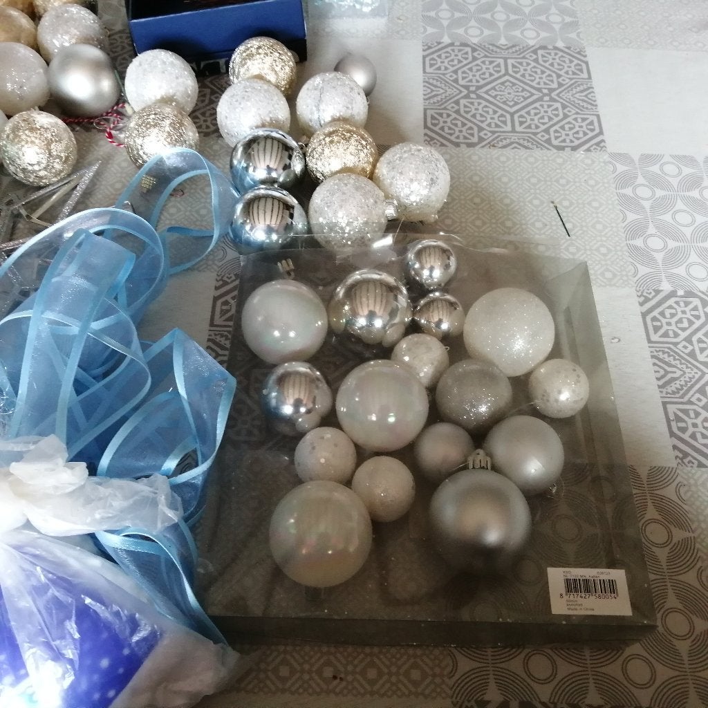 Kerstballen (wit, goud en zilver ) + haakjes, Diversen, Ophalen, Gebruikt
