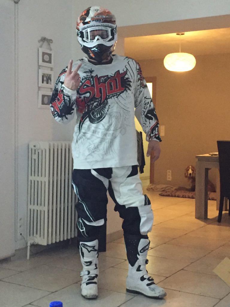 Tenue complète motocross, Enlèvement