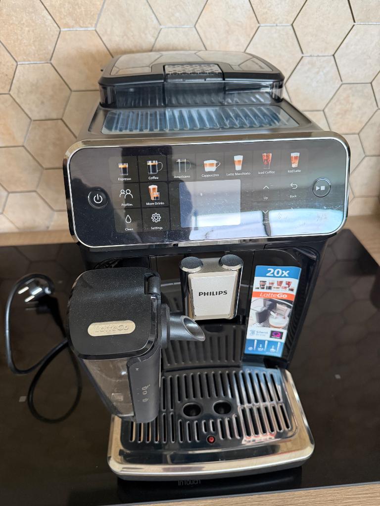 Koffiemachine Phillips serie 5500, Elektronische apparatuur, Ophalen, Zo goed als nieuw, Koffiemachine