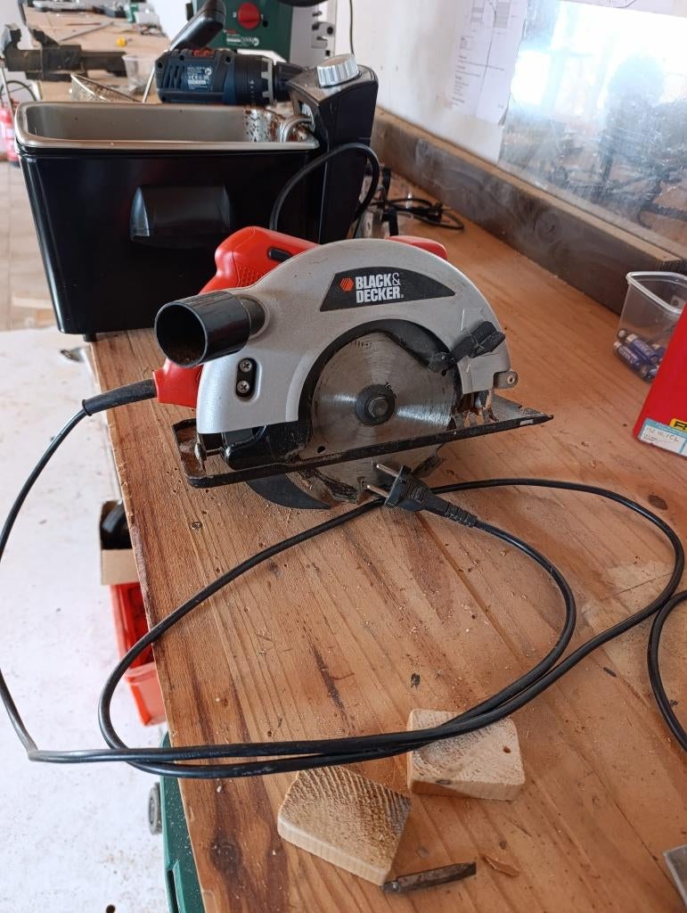 Cirkelzaag black&decker, 600 à 1200 watts, 70 mm ou plus, Black & Decker, Enlèvement