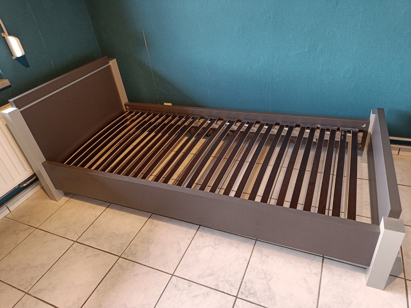 Eenpersoonsbed gratis op te halen, Huis en Inrichting, Slaapkamer | Bedden, Ophalen, Eenpersoons, Grijs