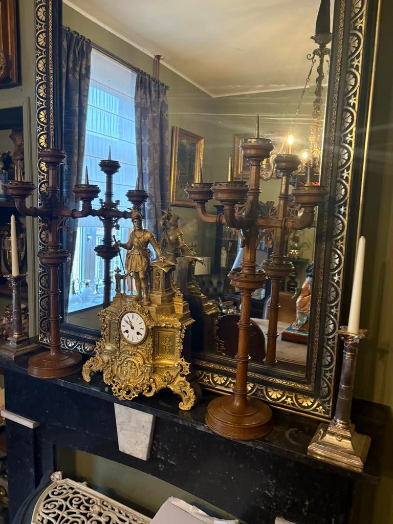 Twee grote houten (neo) gotische kandelaars, Enlèvement