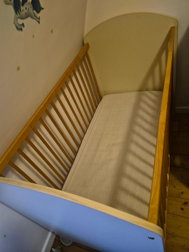 Babybed, Kinderen en Baby's, Kinderkamer | Bedden, Gebruikt, Minder dan 140 cm, Minder dan 70 cm, Matras, Ophalen