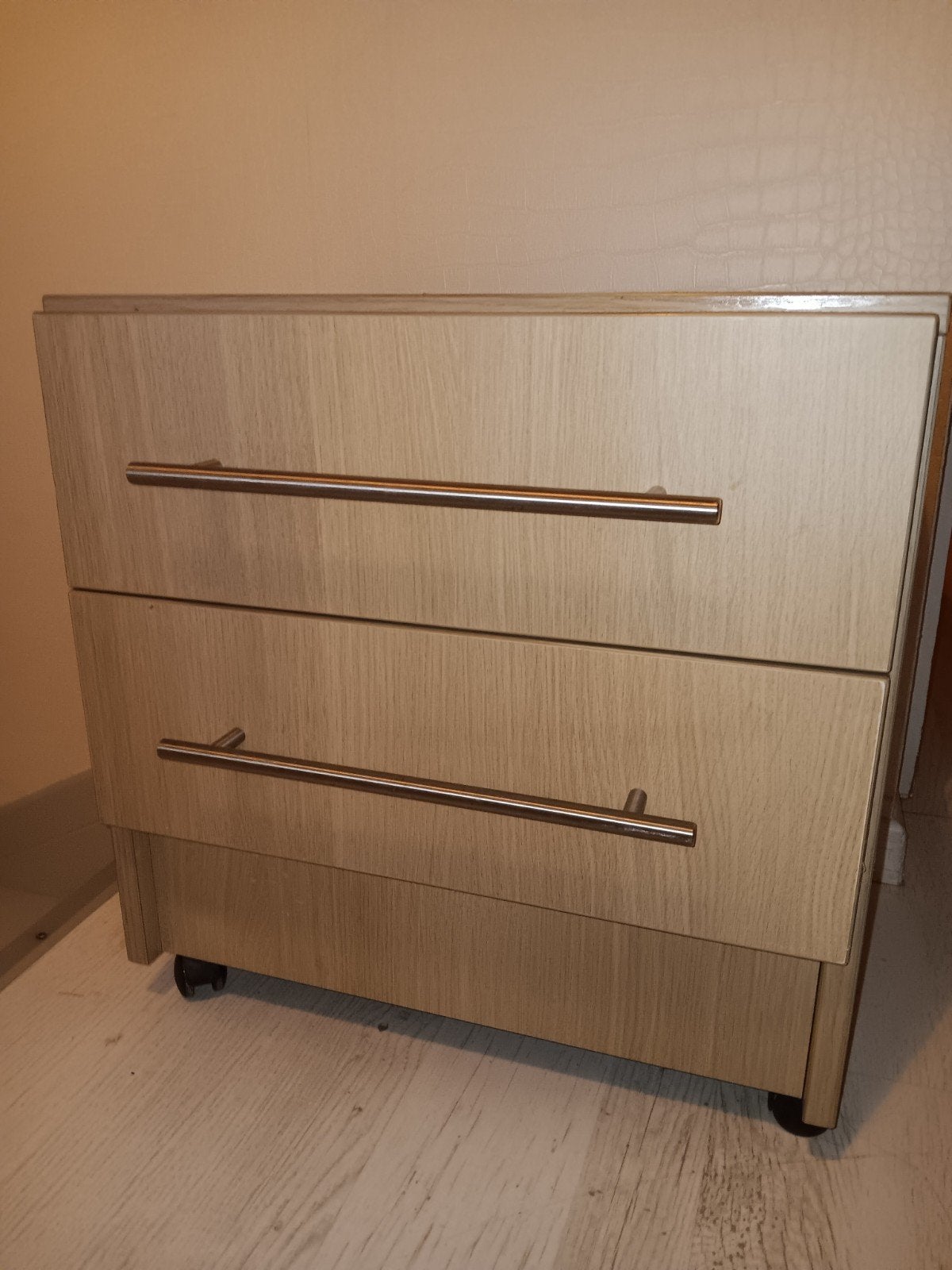 Twee unieke nachtkastjes op wieltjes, Ophalen, Minder dan 50 cm, Eikenhout, Zo goed als nieuw