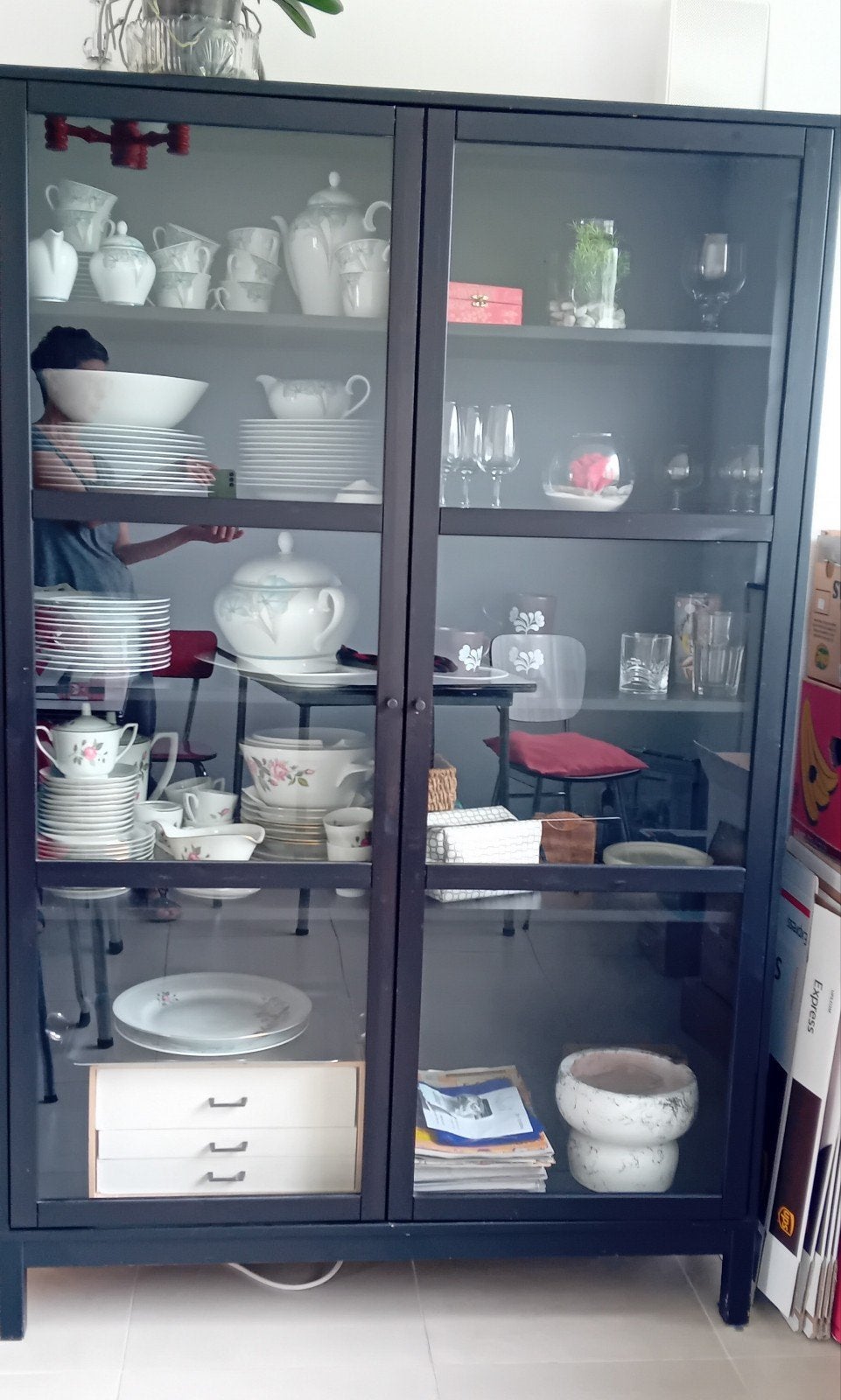 IKEA 2-deurs bruin-zwarte vitrinekast, Ophalen