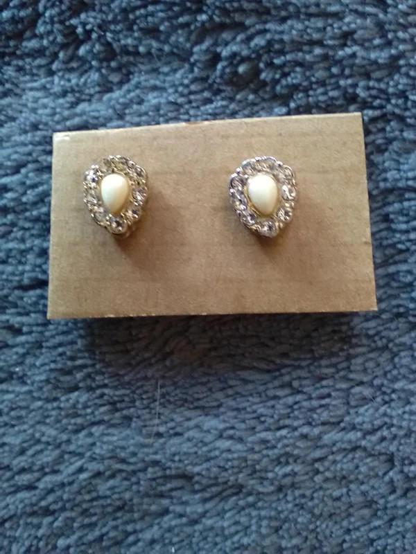 Oorbellen in gebroken wit en strass, Handtassen en Accessoires, Oorbellen, Overige materialen, Gebruikt, Wit, Ophalen of Verzenden
