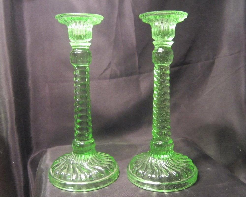 2 bougeoirs art déco anciens en verre vert, Enlèvement ou Envoi