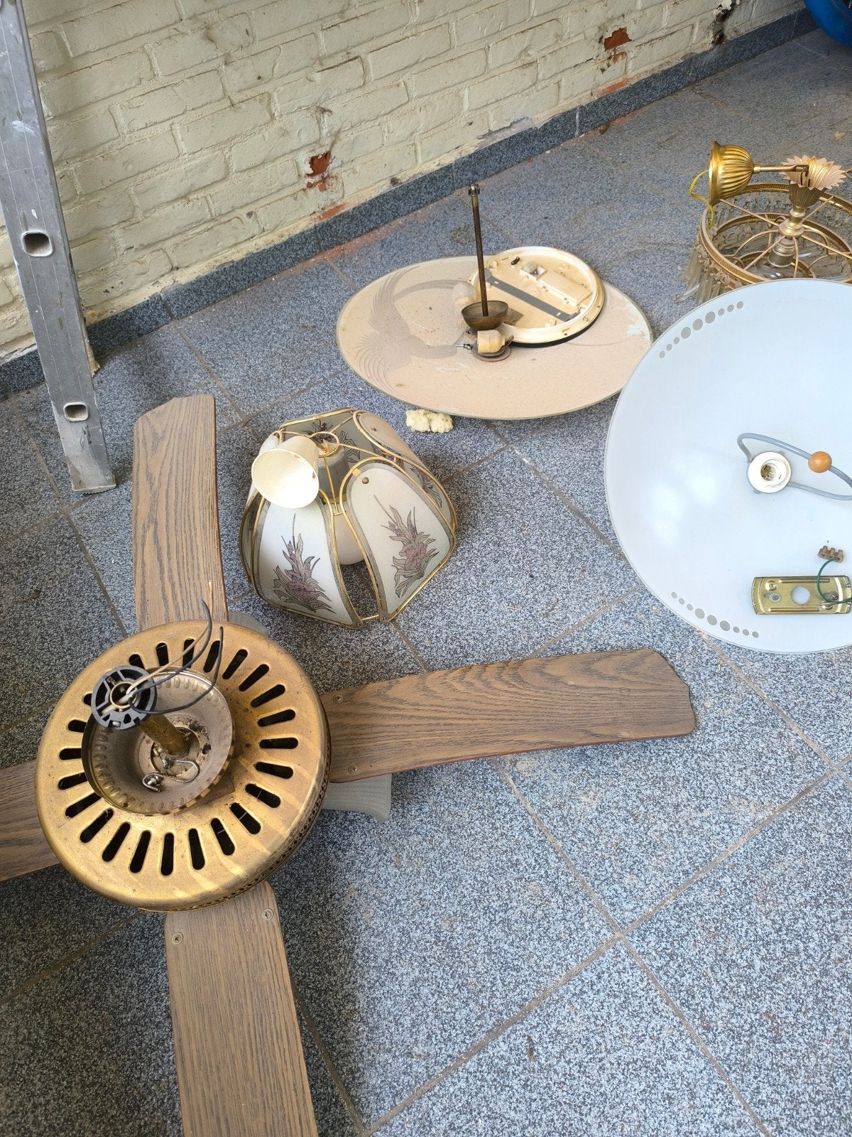 Lampen en kroonluchters, Enlèvement