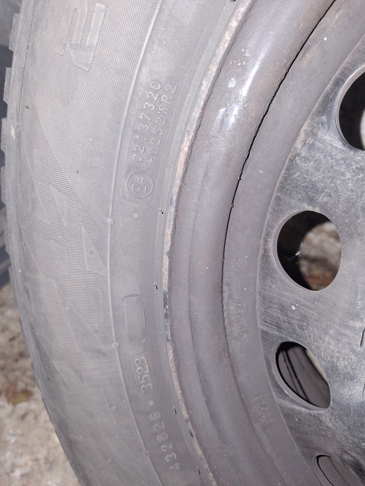 A vendre 4 pneus hiver 215 60 R16 montés sur jantes Opel, Enlèvement