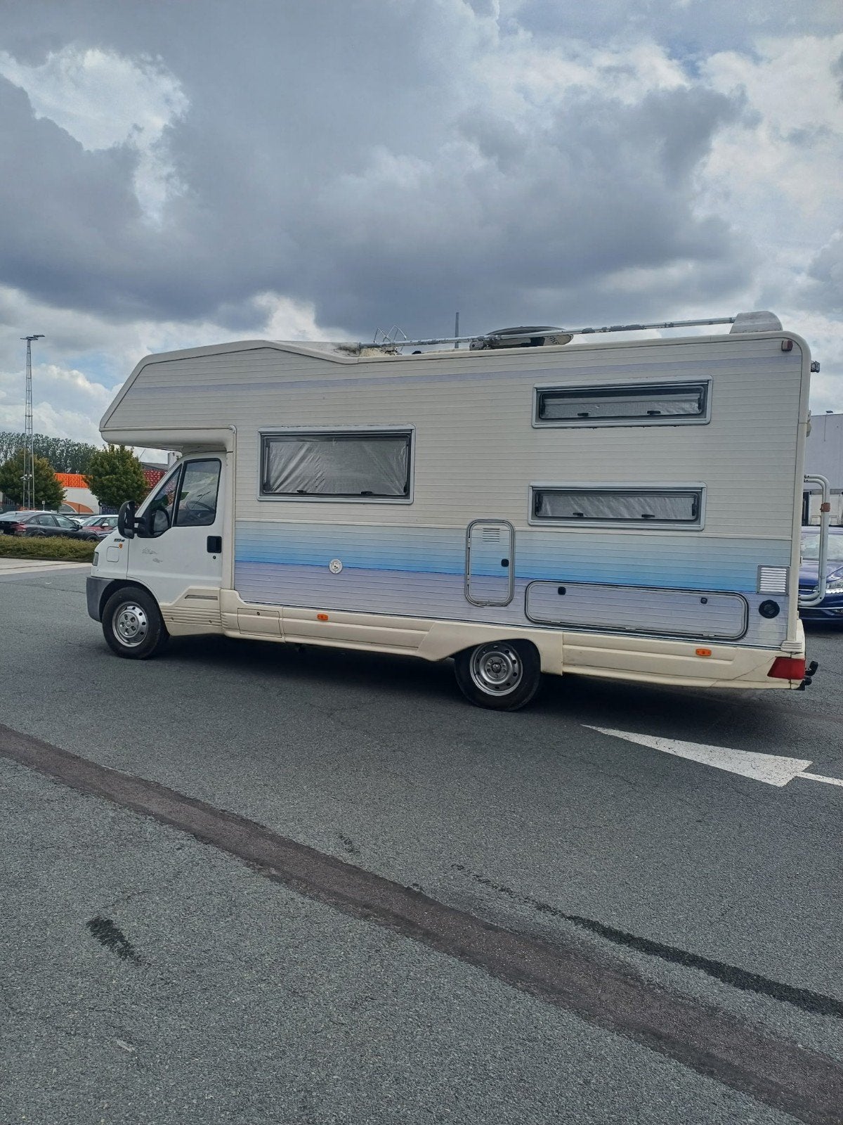 Te koop camper Fiat Ducato 2.5 TDI 107.800km jaar 98, Caravans en Kamperen, Mobilhomes, Integraal, Chemisch toilet, Fiat, Fietsendrager