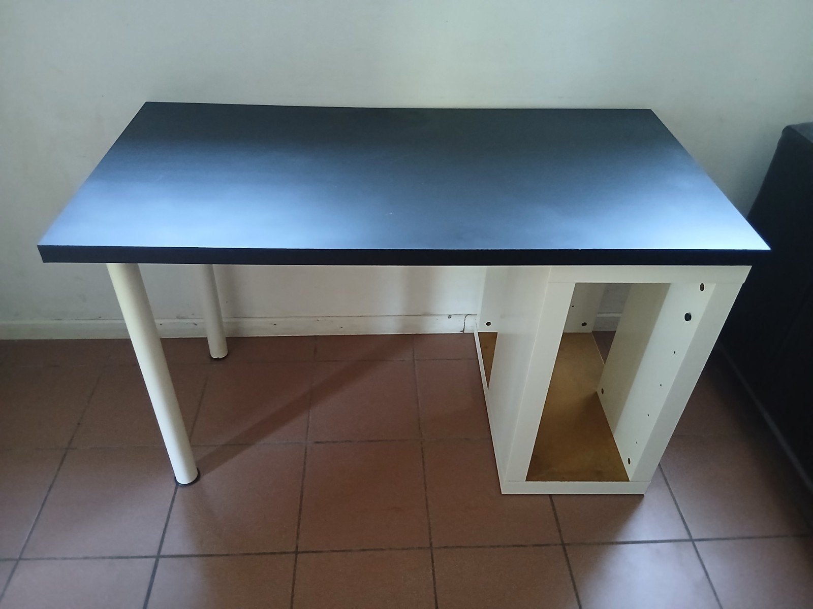 bureau IKEA au design moderne noir et blanc, Hout, Ophalen of Verzenden, IKEA, Wit