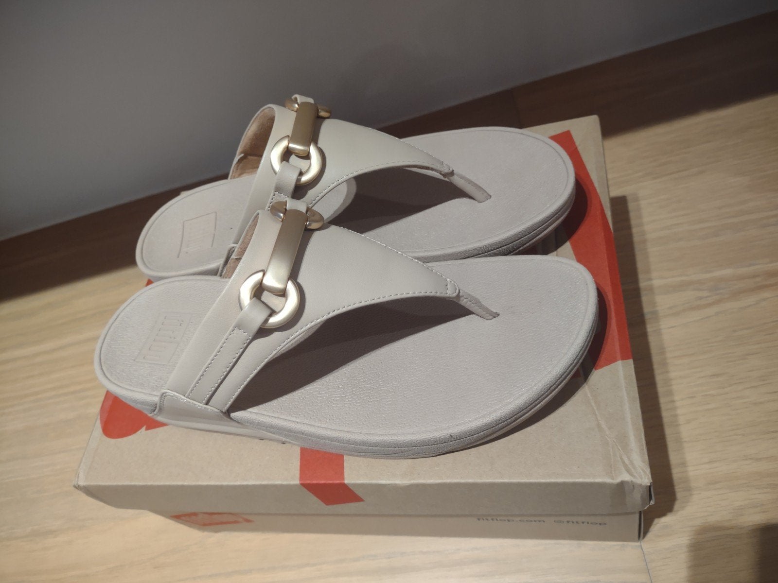 Teenslippers FitFlop, beige maat 39. Slechts 2 keer gedragen, Beige, FitFlop, Zo goed als nieuw, Ophalen