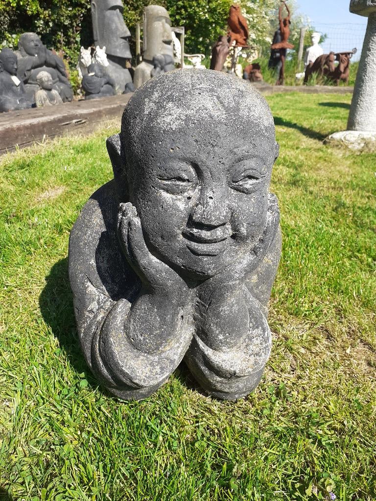 Moine Shaolin couché et pensif en pierre patinée., Enlèvement, Utilisé, Autres matériaux, Bouddha