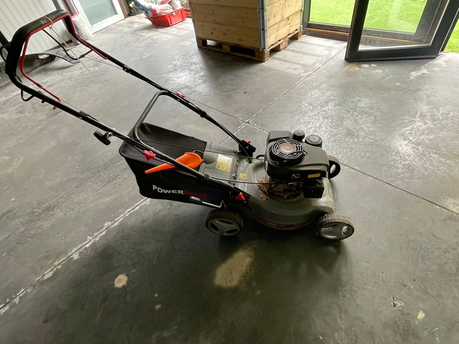 Grasmaaier zelftrekker na te kijken maar draait wel nog, Tuin en Terras, Ophalen, Gebruikt, Benzine-grasmaaier