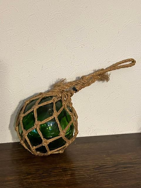 Bouée ou flotteur en verre provenant d'un filet de pêche, Enlèvement
