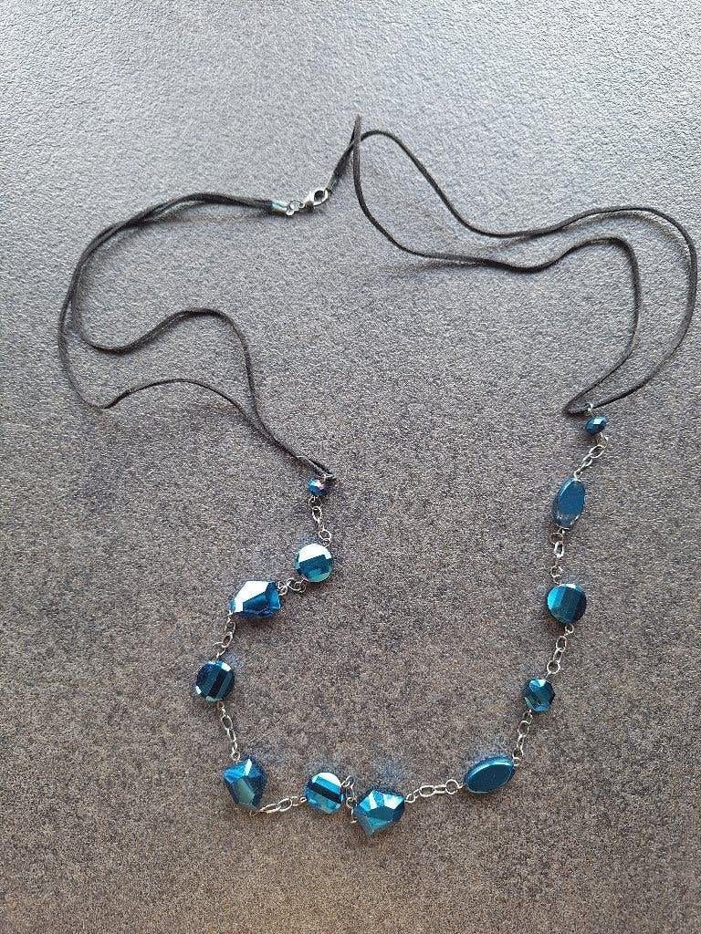 Collier fantaisie bleu facetté – Réglable – Très bon état, Bijoux, Sacs & Beauté, Colliers, Synthétique, Enlèvement, Utilisé, Réglable