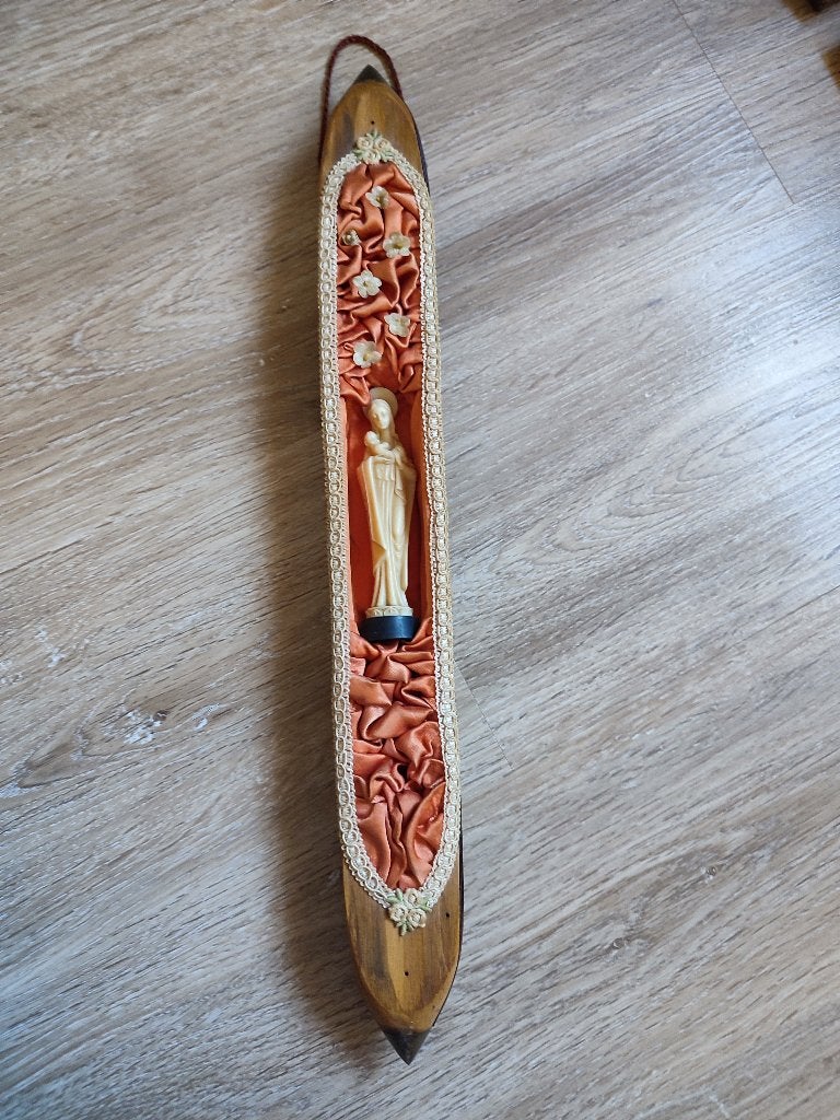 Volkskunst. Antieke weefspoel omgevormd tot huisaltaar, Antiek en Kunst, Ophalen of Verzenden