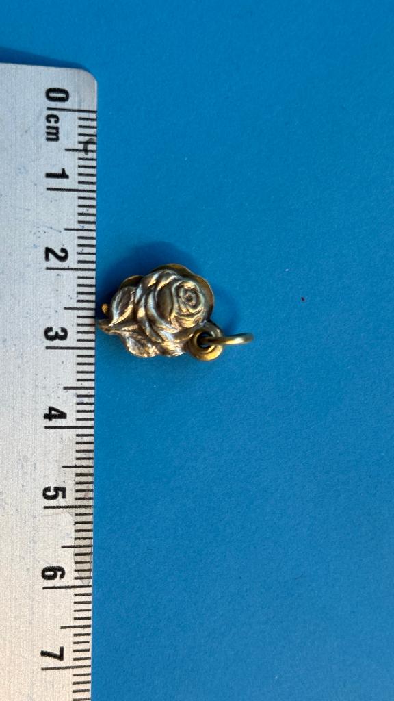 Breloque en forme de rose avec image religieuse, Bijoux, Sacs & Beauté, Bracelets à breloques, Utilisé, Autres marques, Autres matériaux