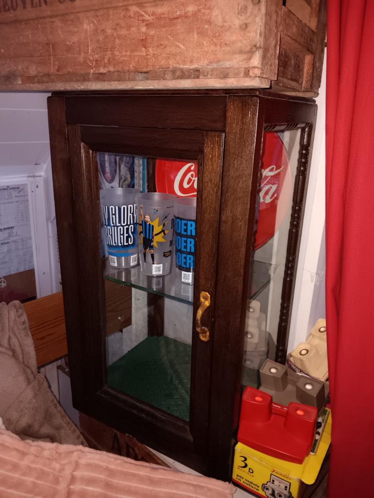 Petite vitrine, Enlèvement
