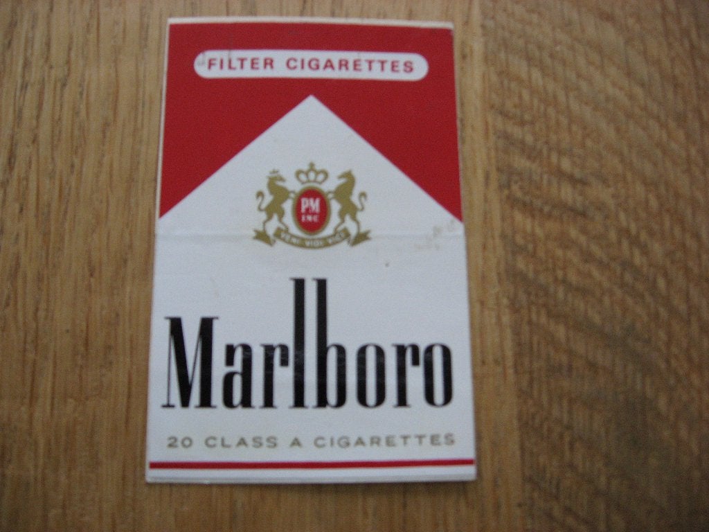 Sticker Marlboro cigarettes 5,5 x 8,5 cm, Ophalen of Verzenden, Nieuw, Overige typen