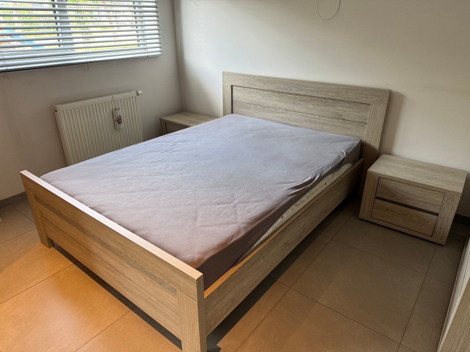Bed 140x200 inclusief lattenbodem en 2 nachtkastjes, Ophalen, Zo goed als nieuw