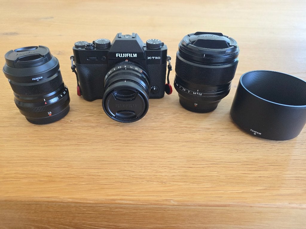 Fuji X-T30 set met XF 23, XF 35, XF 56, flitsen en tas., Sans zoom optique, Utilisé, Appareil photo hybride, 24 mégapixels