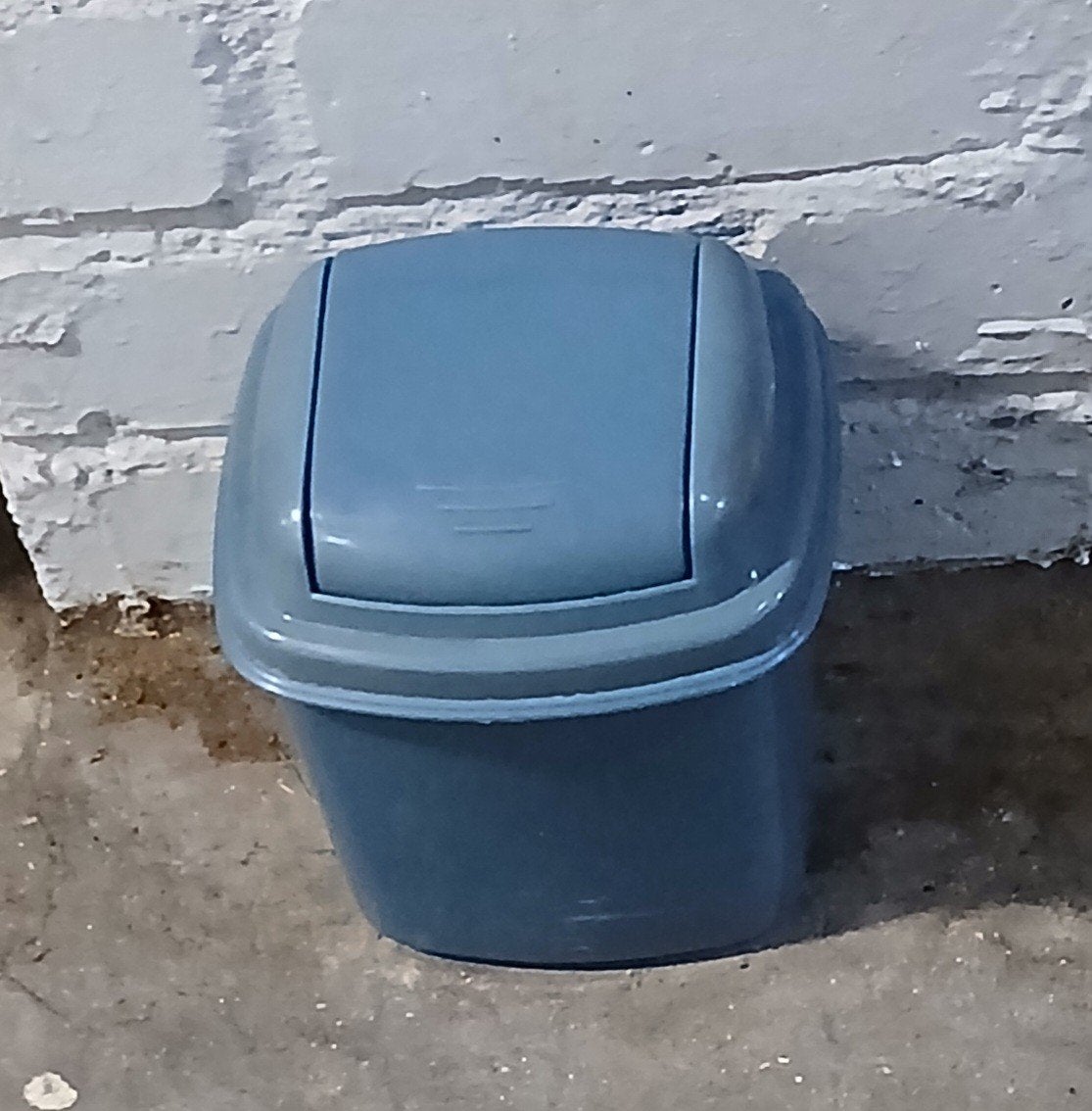 een kleine prullenbak blauw kleur, Ophalen of Verzenden, Gebruikt, Kunststof