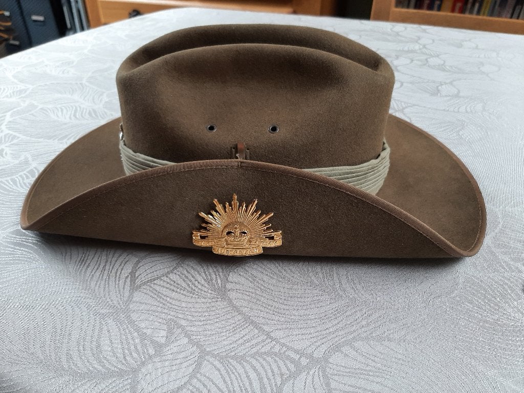 Australische legerhoed en emblemen, Verzamelen, Militaria | Algemeen, Verzenden, Landmacht, Helm of Baret