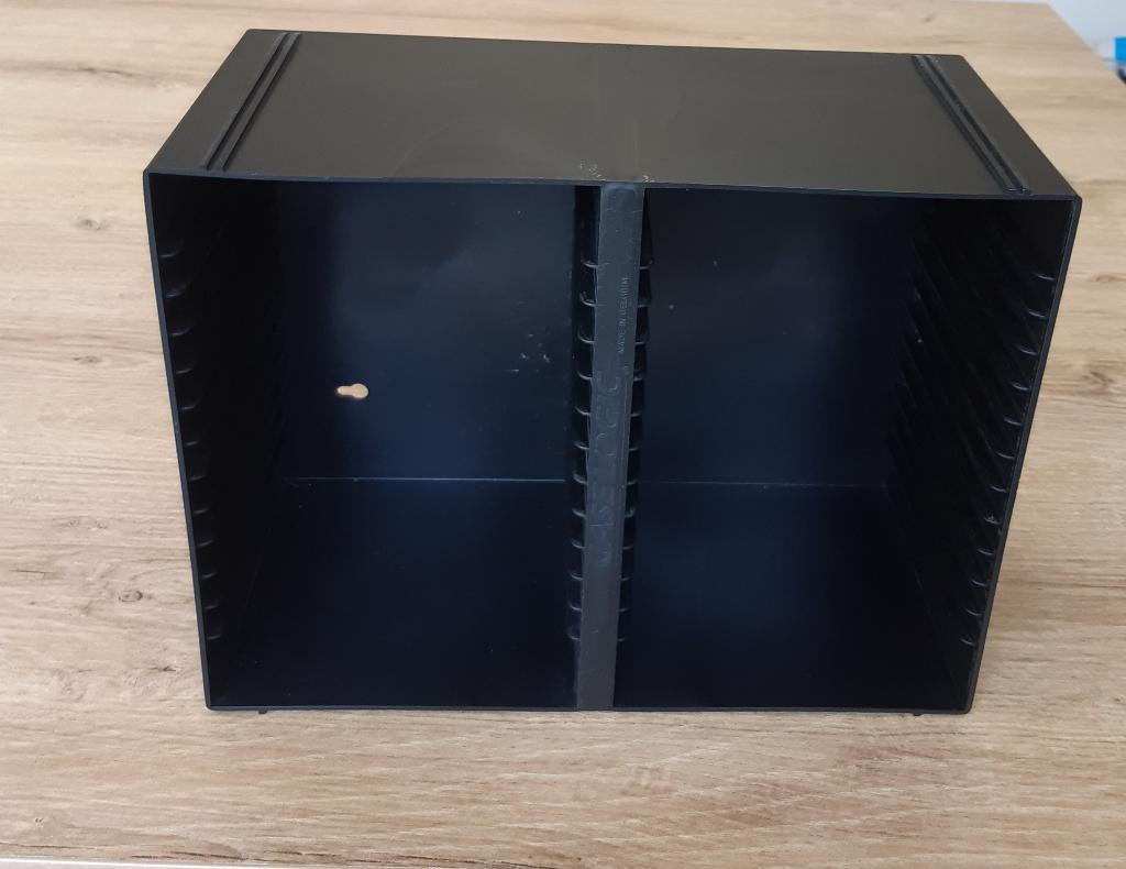 Eenvoudig zwart CD-rek voor 26 CD's, Ophalen of Verzenden, Gebruikt, Cd's