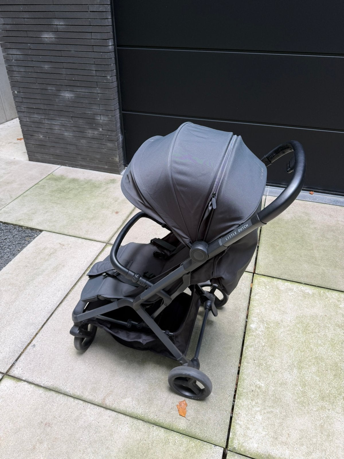 Compacte buggy - donker - little dutch - vliegtuigproof, Ophalen, Zo goed als nieuw