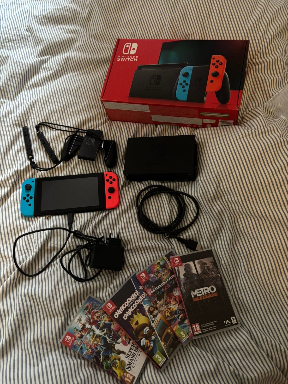 Nintendo switch  compleet pakket + 4 games, Enlèvement ou Envoi, Comme neuf, Switch Original, Avec jeux