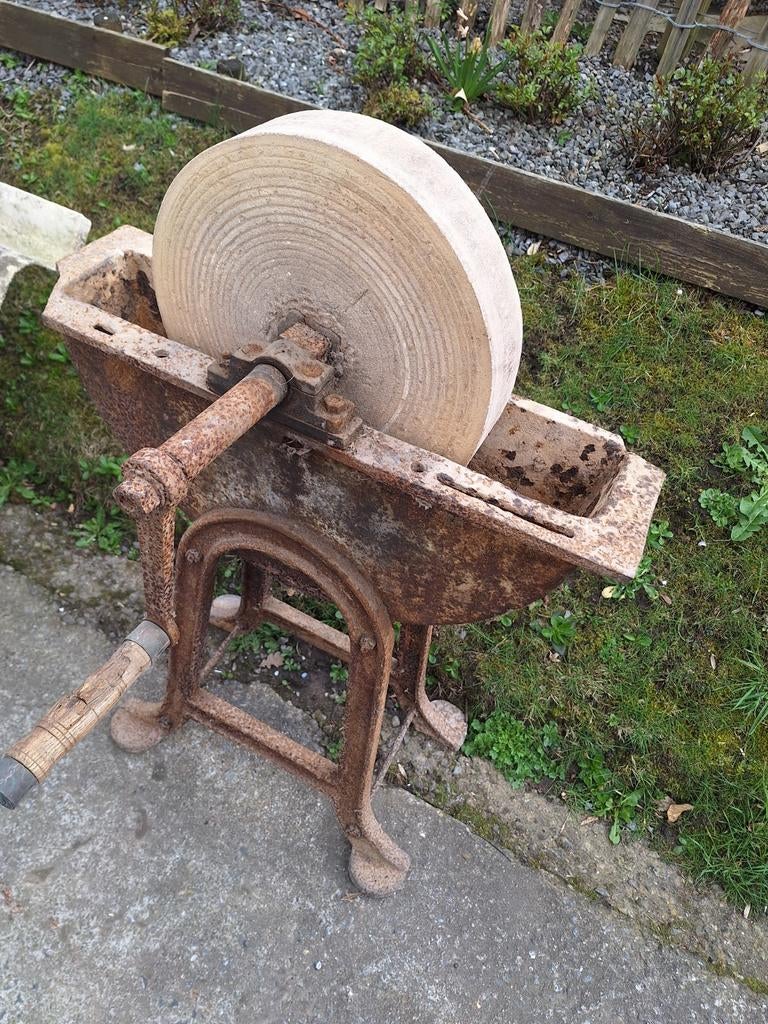 Meule à aiguiser antique